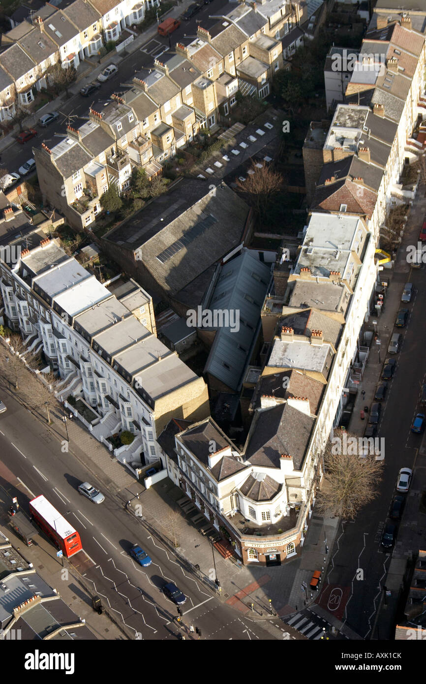 Vue aérienne oblique de haut niveau au nord-est de la Richmond Arms pub Goldhawk Road Hammersmith London W14 England UK Janvier 2006 Banque D'Images