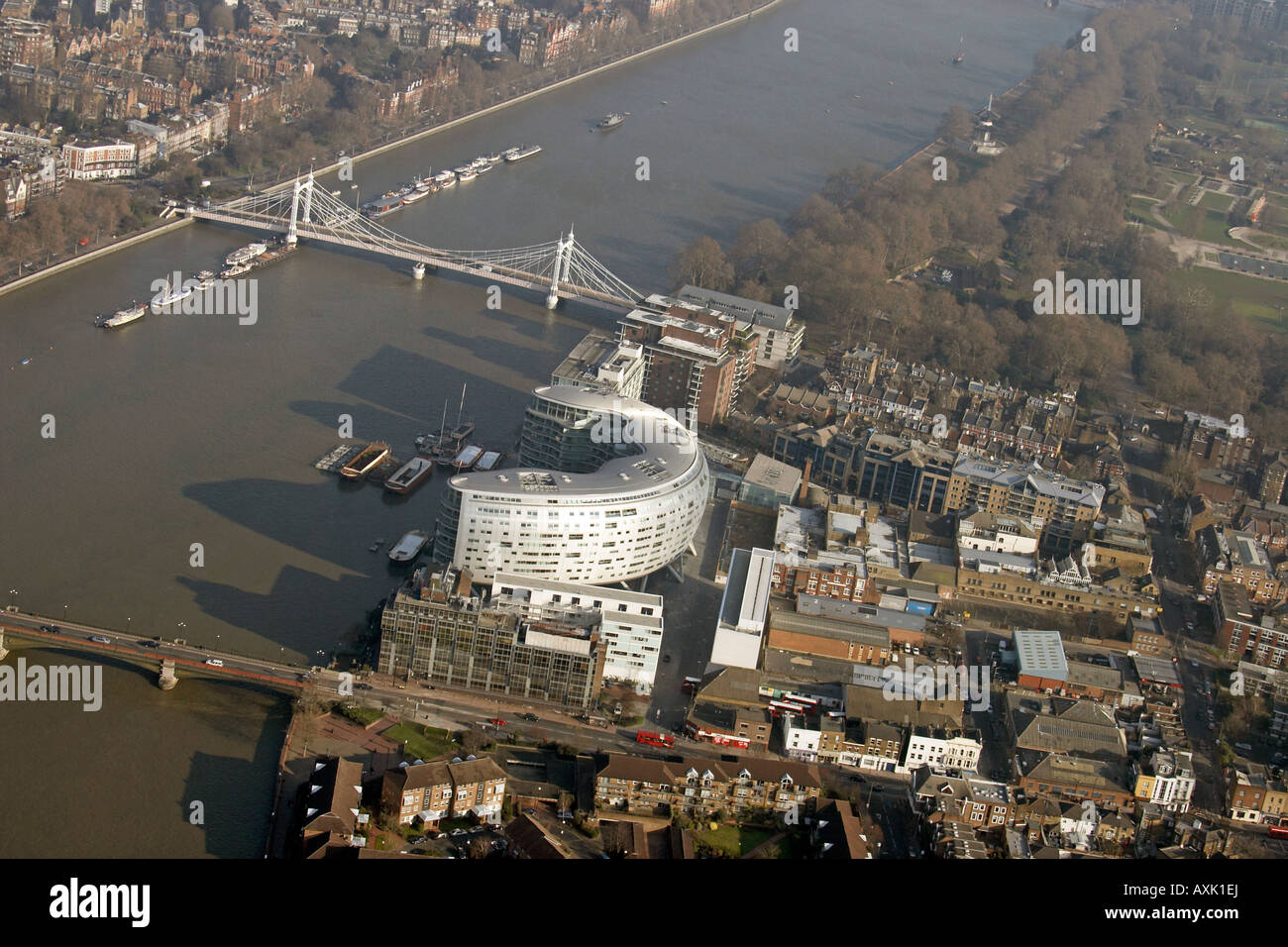 Vue aérienne oblique de haut niveau est de Battersea Bridge avec quai Albion appartement incurvée Building London Banque D'Images