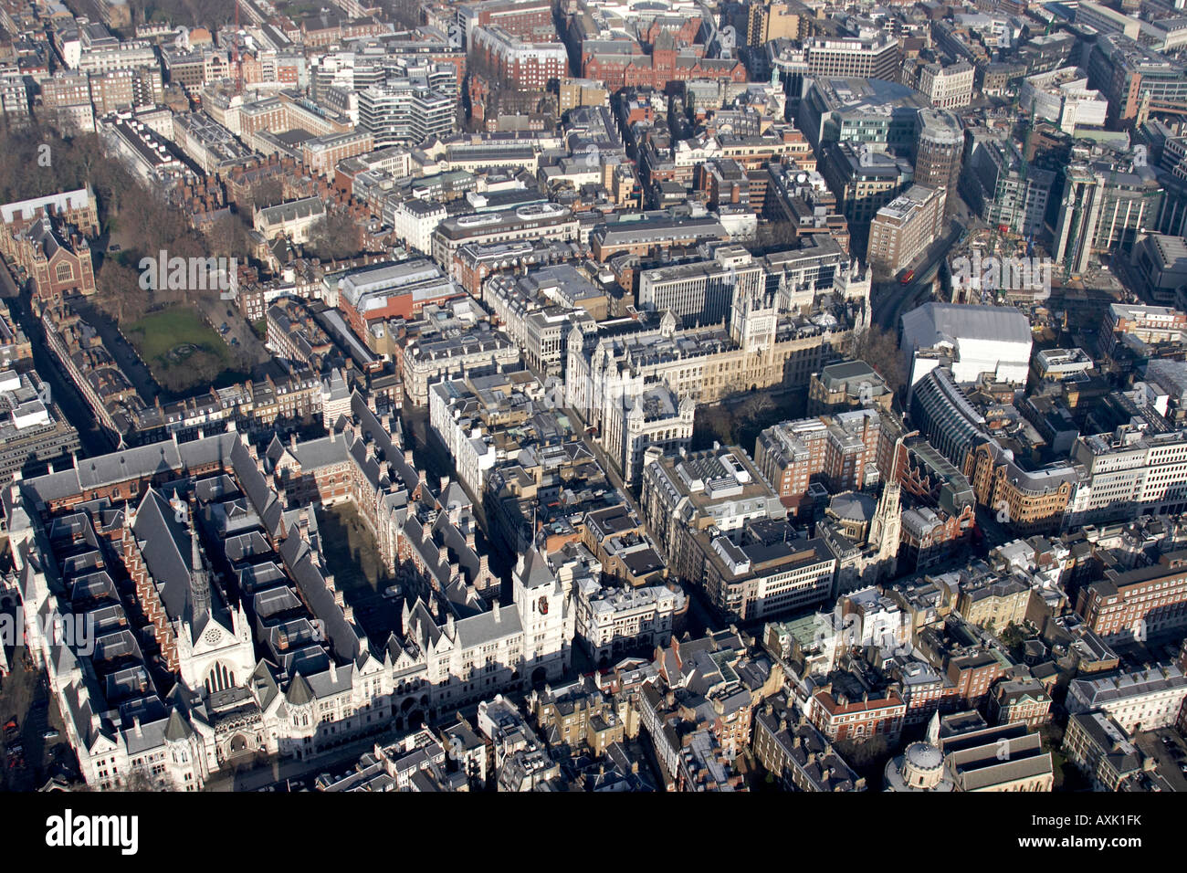 Vue aérienne oblique de la Strand Chancery Lane Royal Courts of Justice Lincoln s Inn Maugham Library Londres WC1 WC2 England UK Banque D'Images