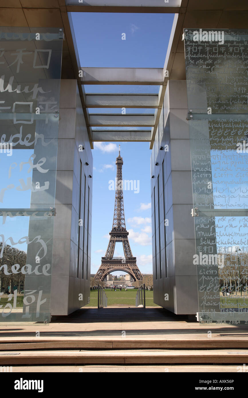 Tour Eiffel et le mur pour la paix Sculpture, parc du Champs de Mars, Paris, France Banque D'Images