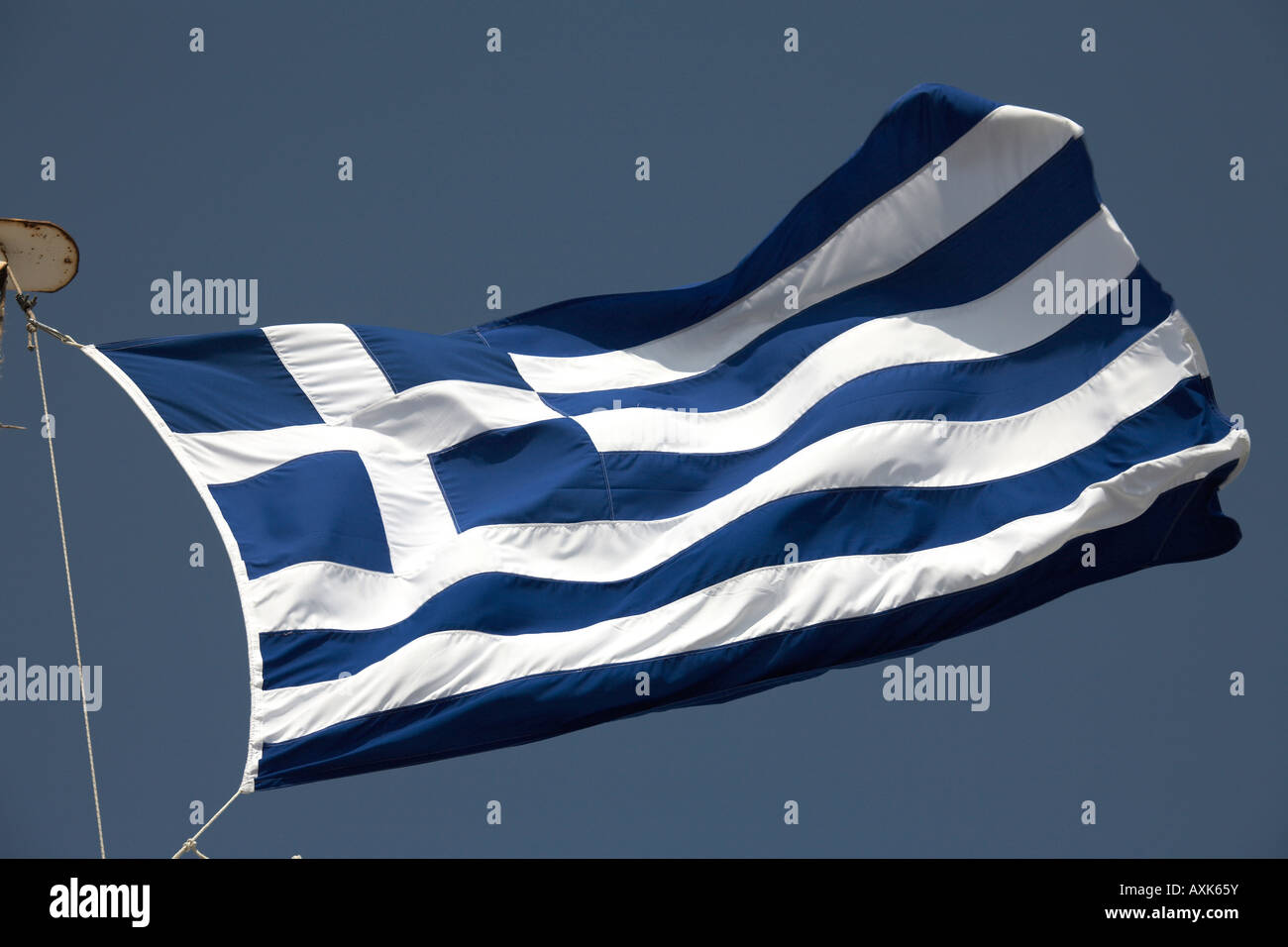 Drapeau grec battant contre le ciel bleu à Athènes ou Athini Grèce Banque D'Images