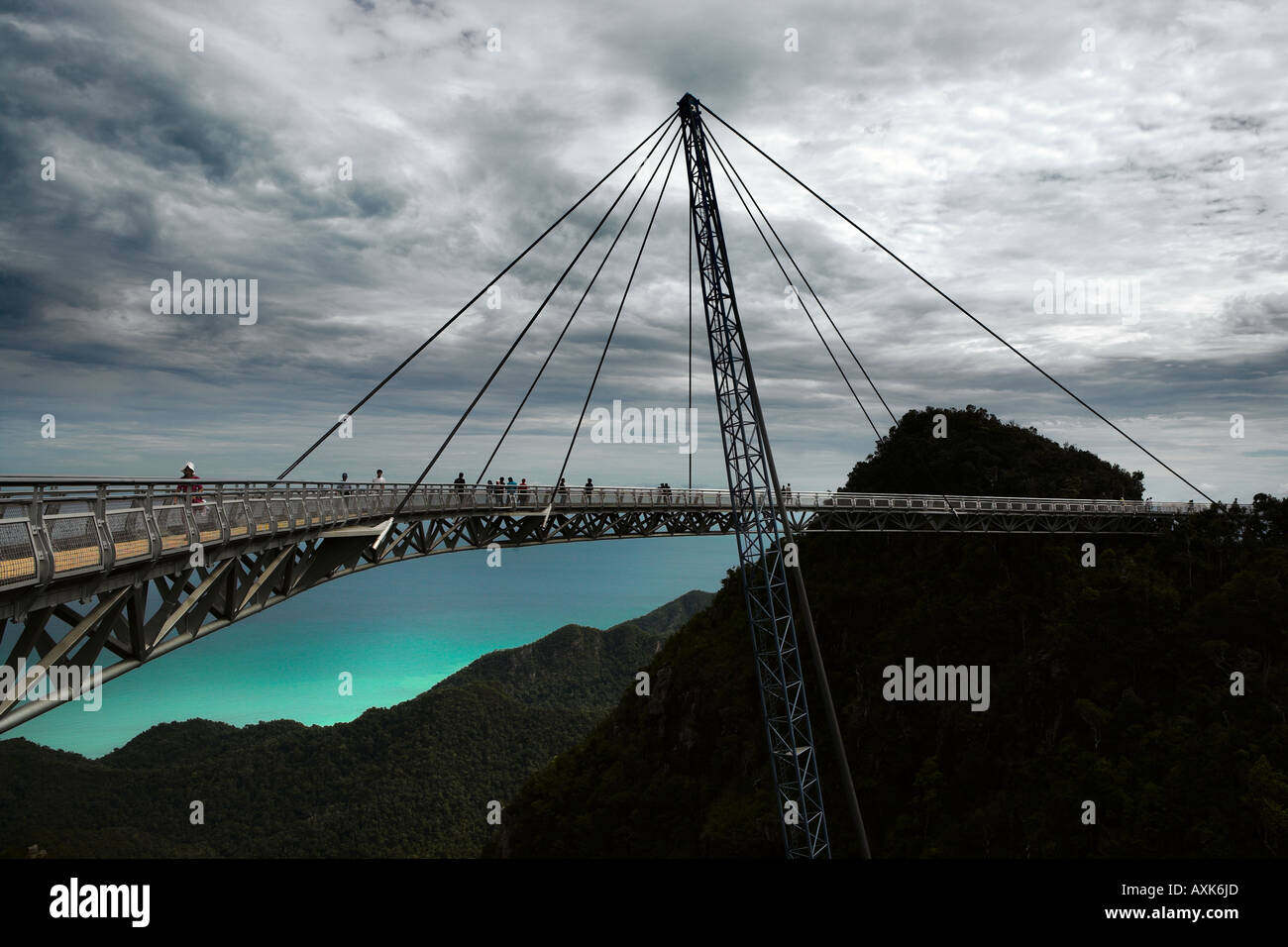 Malaisie l'île de Langkawi rainforest bridge en noir vert des montagnes avec des nuages gris vert bleu ciel eau nature Banque D'Images