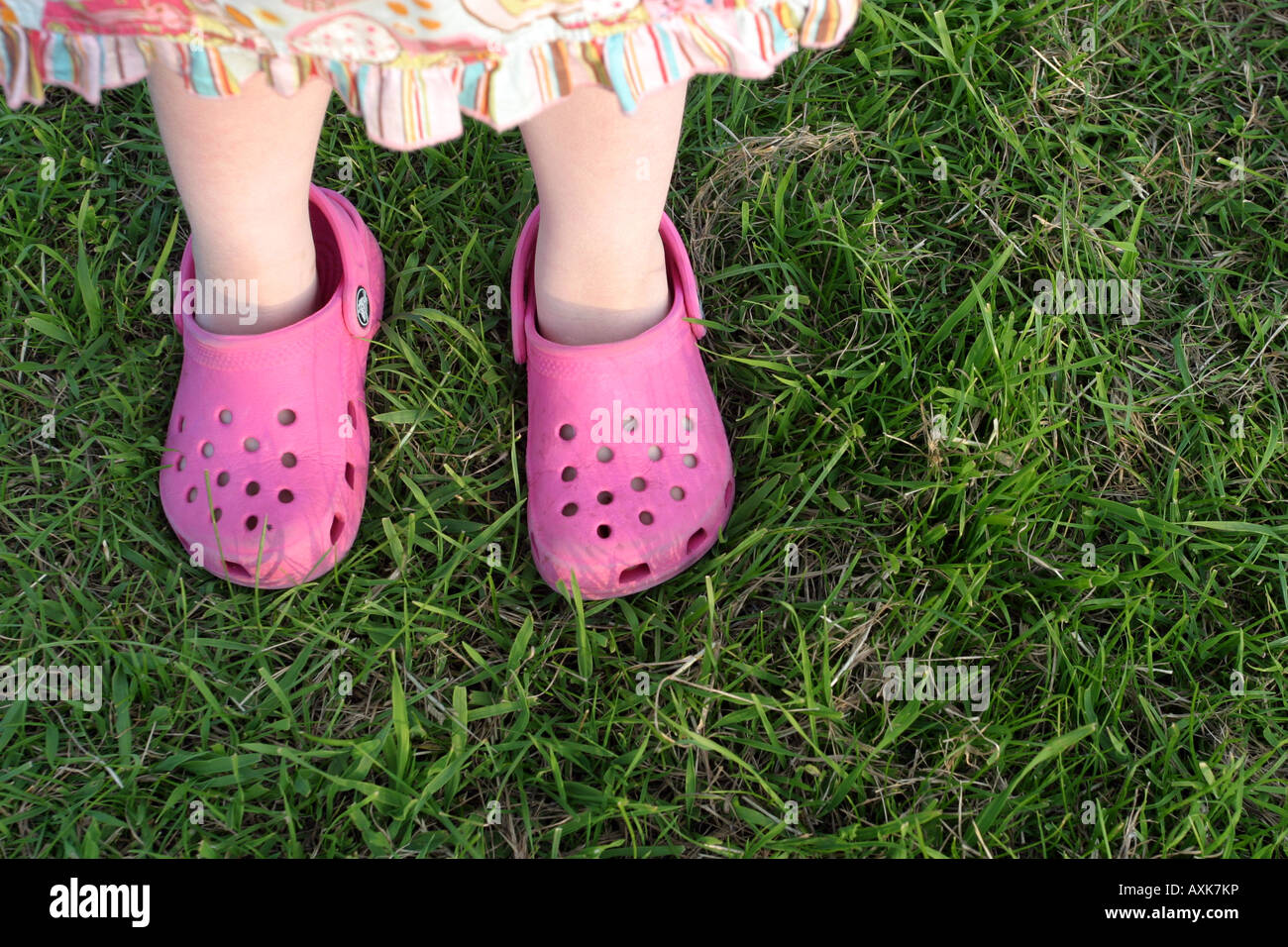 Girl wearing pink crocs Photo Stock Alamy