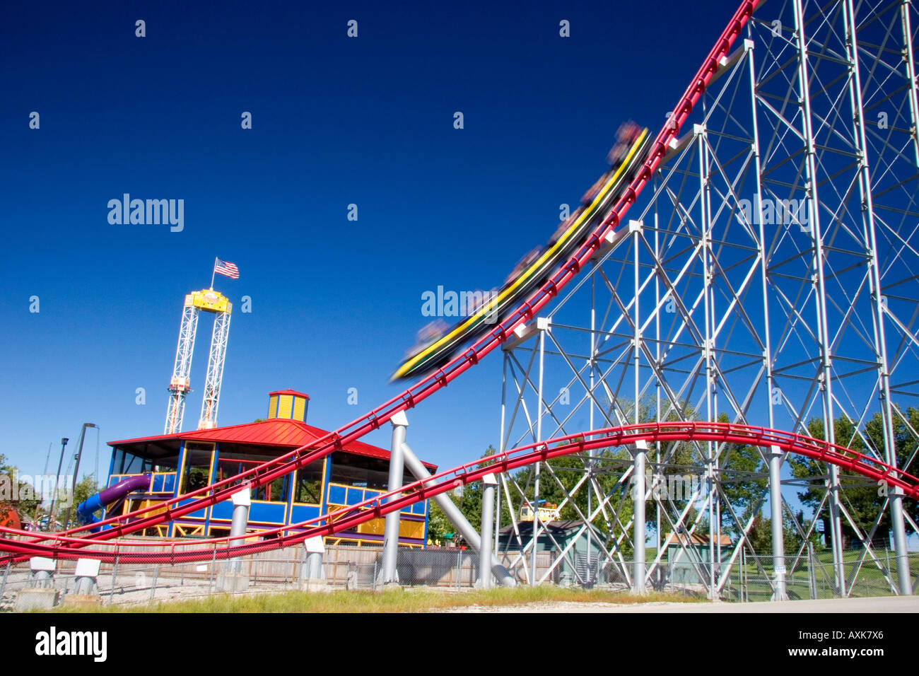 Le Mamba roller coaster en mouvement à Worlds of fun de Kansas City Missouri Banque D'Images