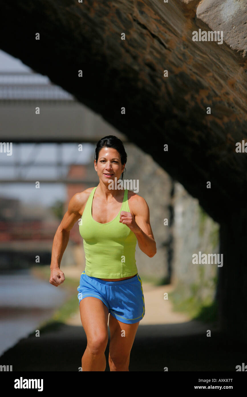 Femme de 45 ans la course à l'extérieur, Canal, Georgetown, Washington, District of Columbia, États-Unis d'Amérique, M.-3-26-08-1 Banque D'Images