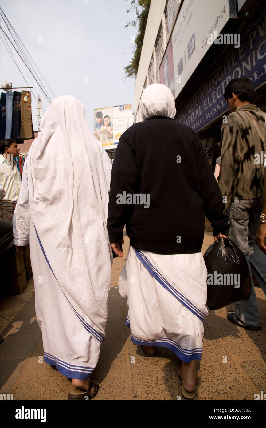 Des religieuses de la congrégation des Missionnaires de la charité l'ordre de Mère Teresa à pied le long d'une des rues de Calcutta. Banque D'Images