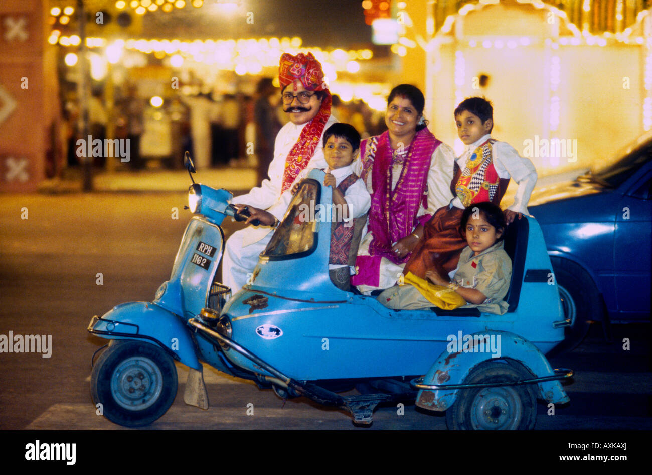 Sortie en famille indienne sur un petit scooter à moteur célébrant la nuit pendant le festival de Diwali à Jaipur Rajasthan, Inde Banque D'Images