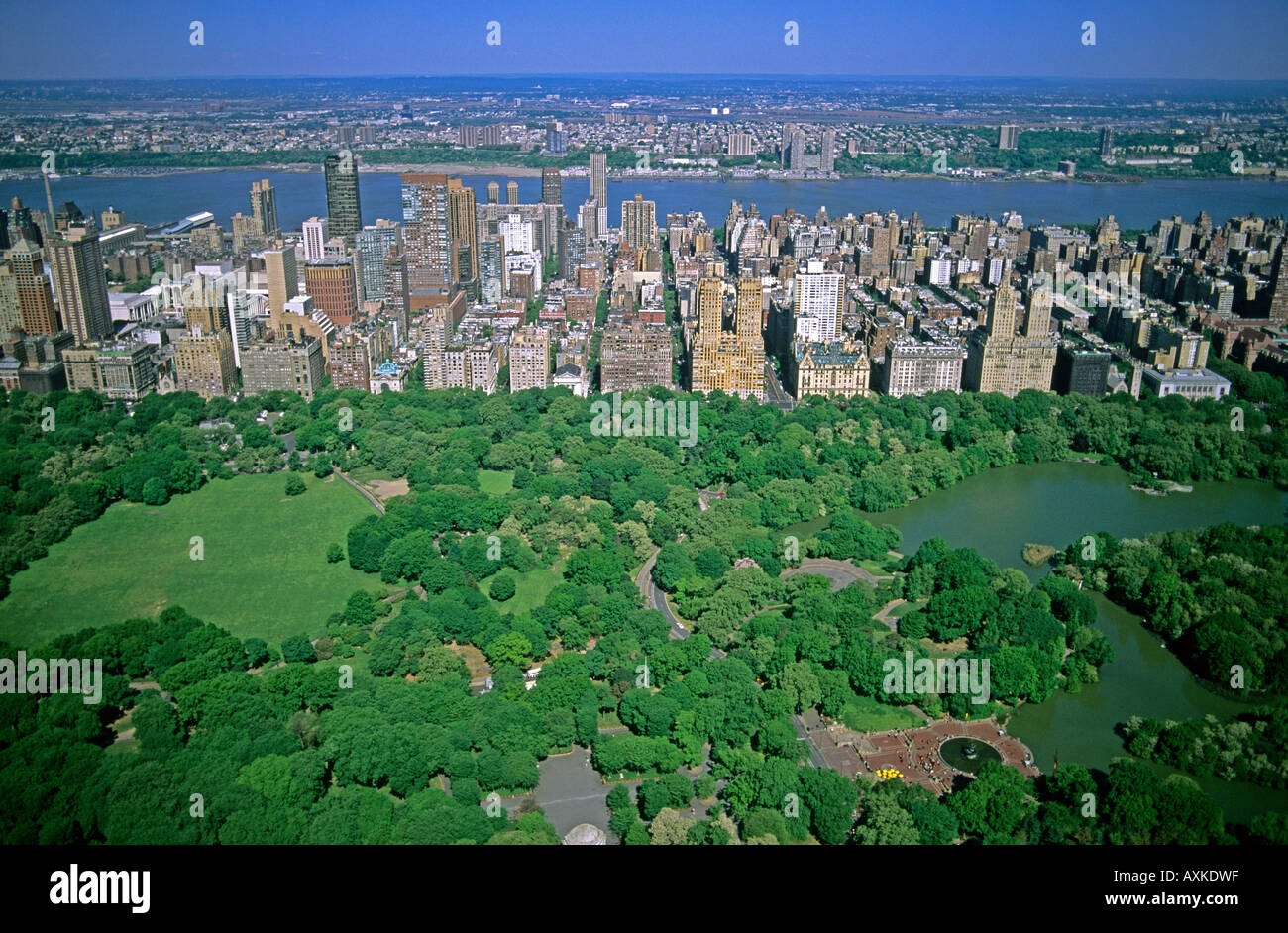 Vue aérienne de Central Park et le west side de New York New York Hudson River et le New Jersey est en arrière-plan Banque D'Images