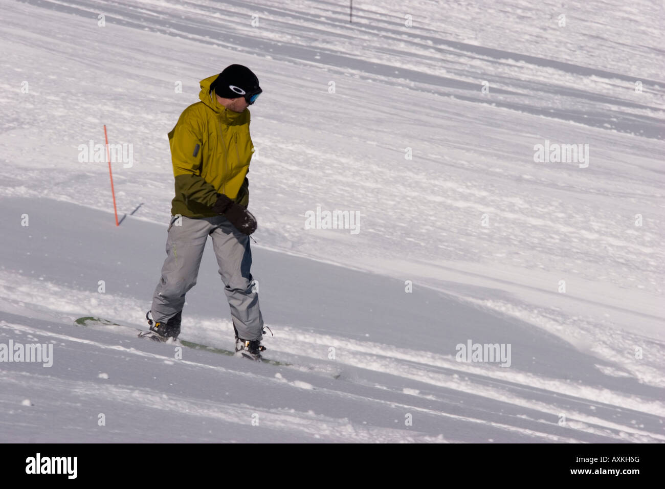 Un surfeur expérimenté est d'explorer les pistes de ski Niseko, Hokkaido, Japon. Banque D'Images