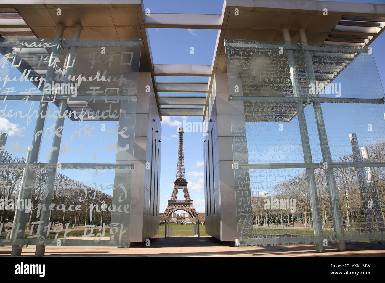 Tour Eiffel et le mur pour la paix Sculpture, parc du Champs de Mars, Paris, France Banque D'Images