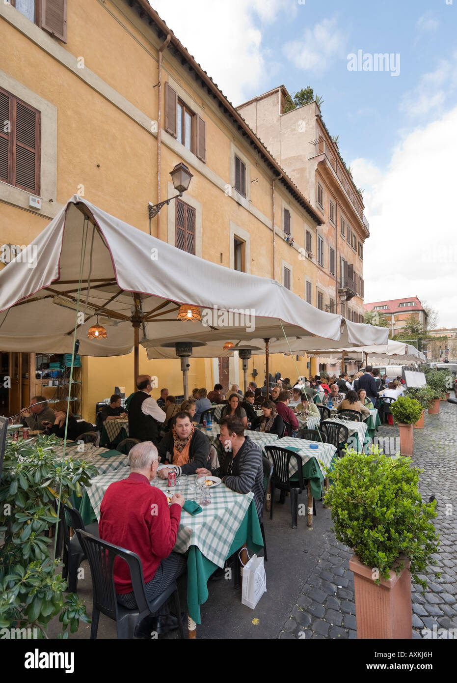 Restaurant typique dans le quartier de Trastevere, Rome, Italie Banque D'Images
