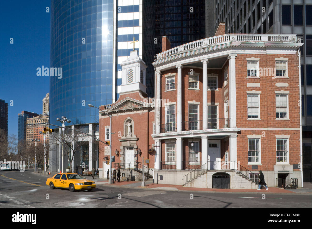 Un taxi jaune à propos de plonger passé James Watson Maison à 7 State Street entre Pearl Street et Water Street, New York, USA Banque D'Images