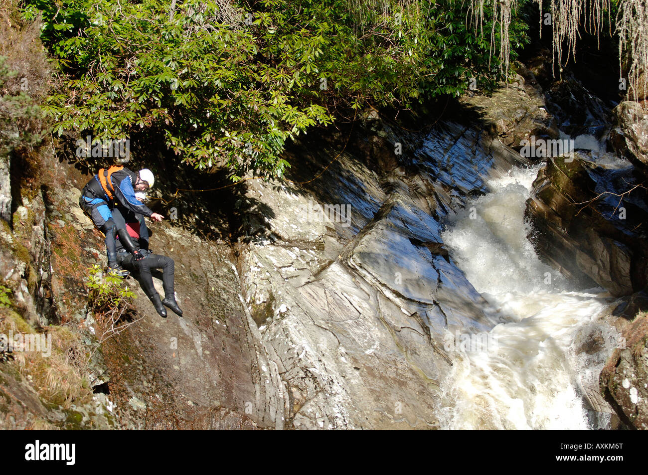 Le canyoning qui formé à partir d'alpinistes tentant de traverser des terrains accidentés dans le Perthshire Pitlochry Scotland Banque D'Images