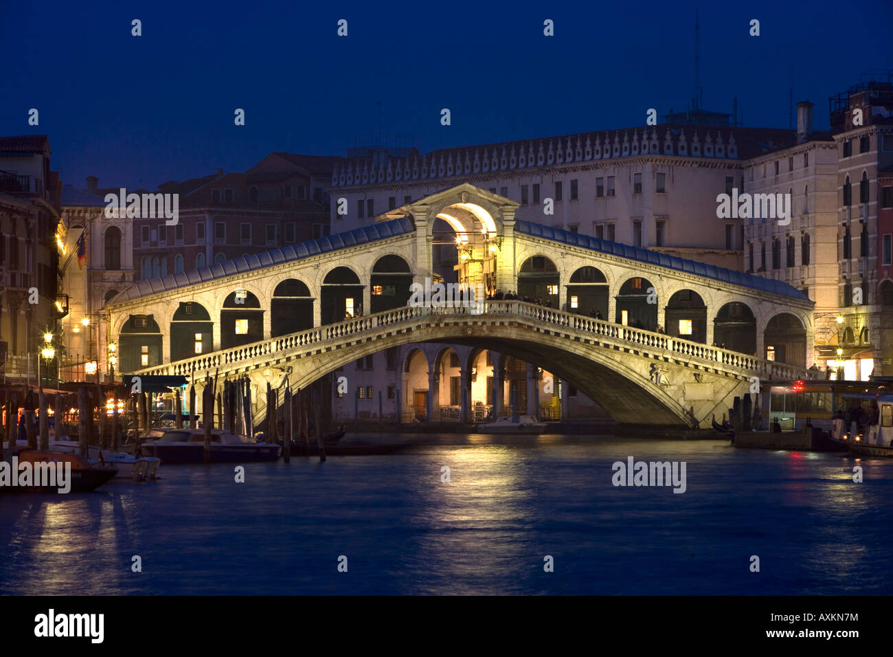 Pont du Rialto, le grand canal de nuit , Venise , Italie Banque D'Images