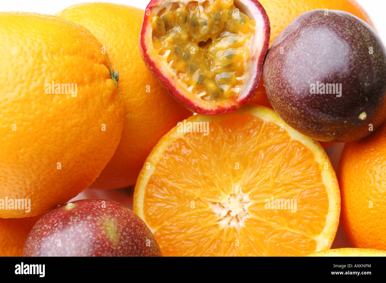 Les oranges avec des fruits de la passion Banque D'Images