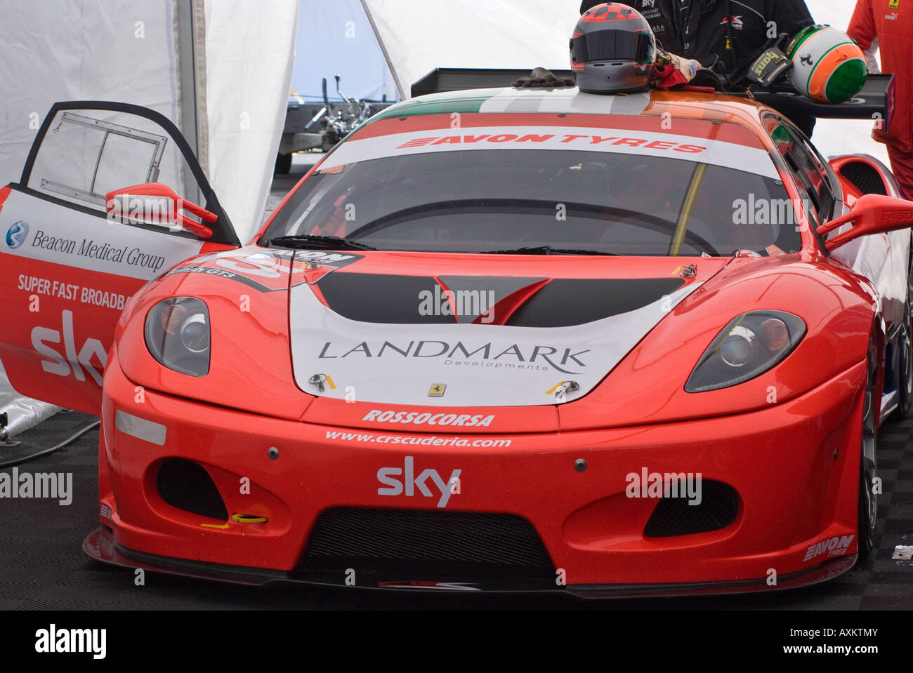 Rouge Ferrari 430 GT3 voiture de course Sport en British GT Championship à Oulton Park Motor Circuit Cheshire England UK Banque D'Images