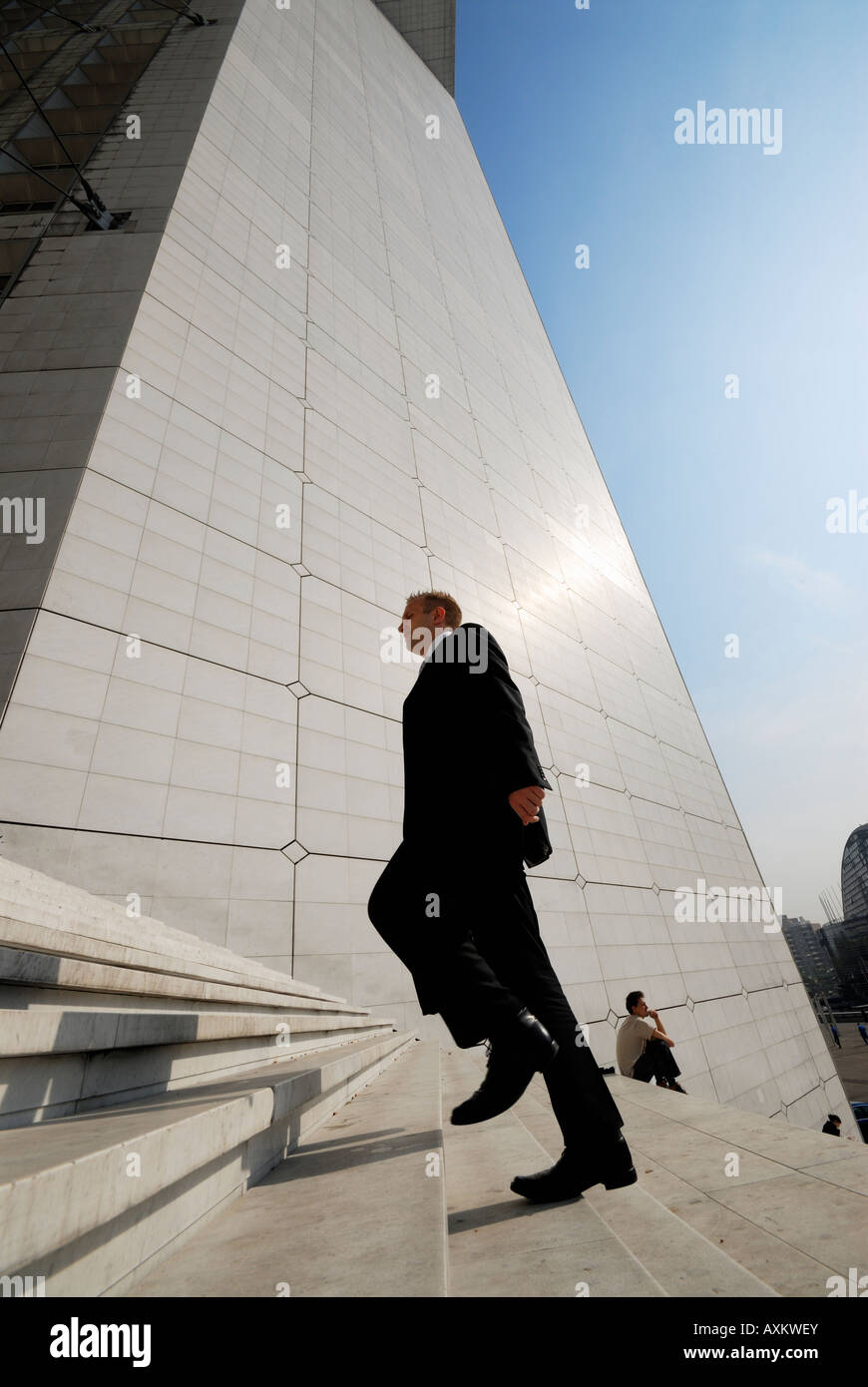 Businessman sur escalier de la Grande Arche de Paris La Défense, France Banque D'Images