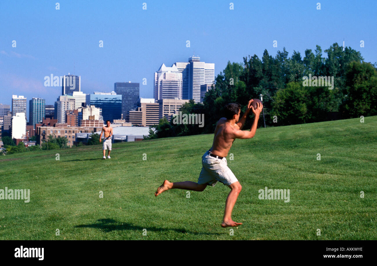 Canada Montréal Young Men playing football prises dans le parc du mont Royal Banque D'Images