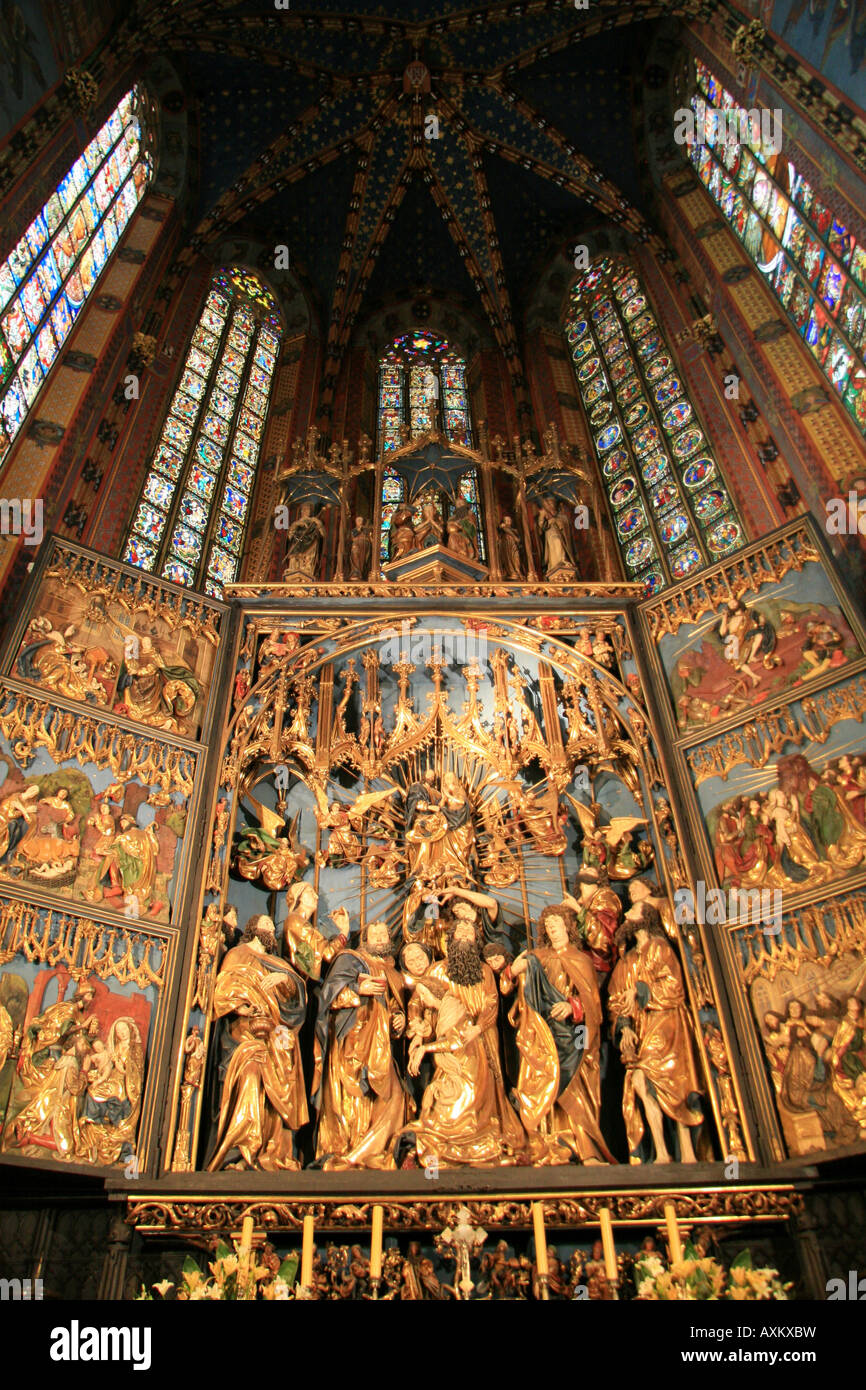 Un retable gothique par Veit Stoss dans la Basilique Sainte-Marie, Kraków, Pologne. Banque D'Images