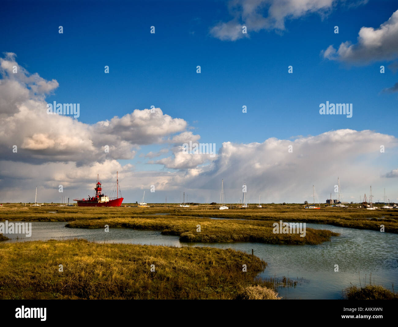 Un bateau-phare avec une coque rouge amarré au port de plaisance de Tollesbury dans l'Essex. Banque D'Images
