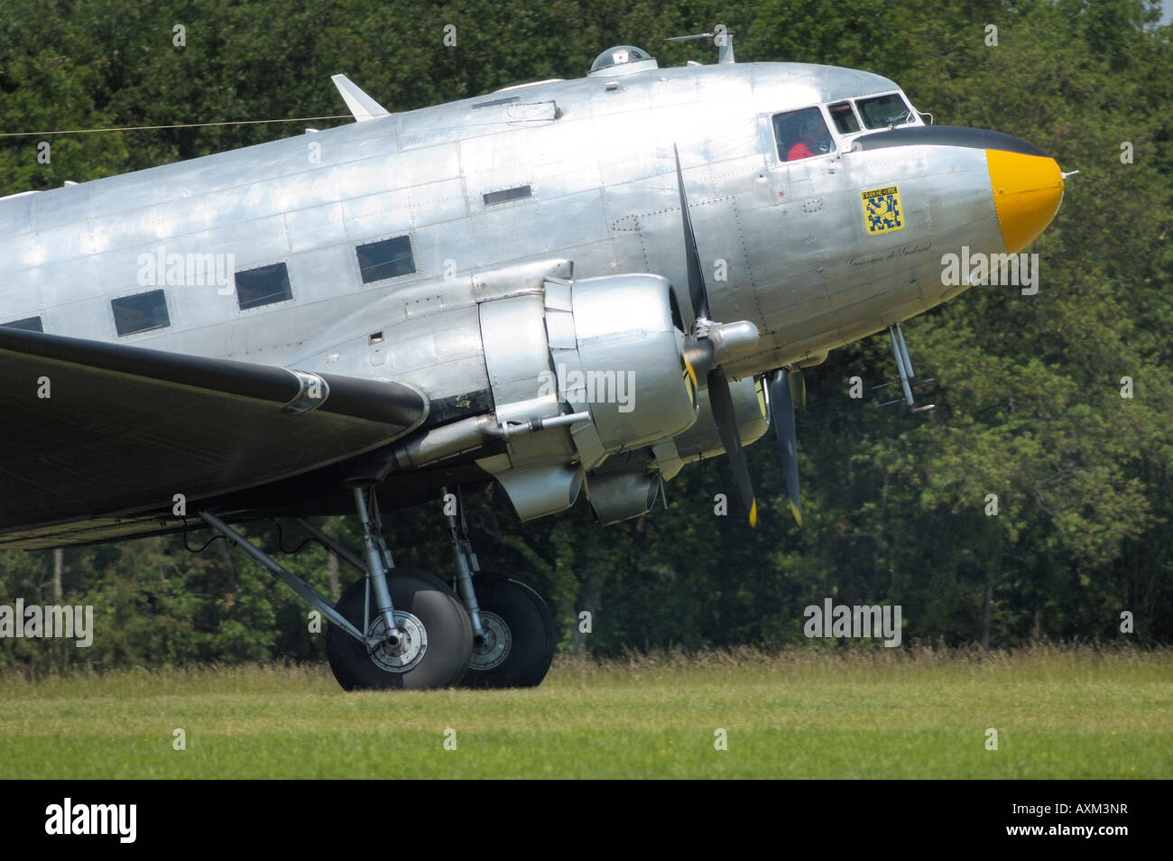 Vieil avion Douglas DC-3 Dakota (C-47) au cours d'un spectacle aérien français vintage à La Ferté Alais Banque D'Images