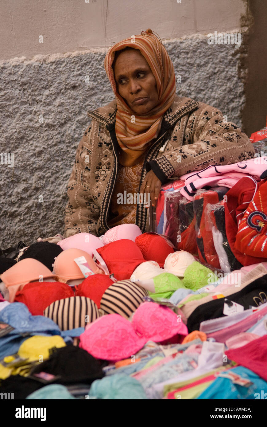 Travailleurs migrants africains femme vendant ses marchandises dans la médina ou vieille ville Tripoli Libye Banque D'Images