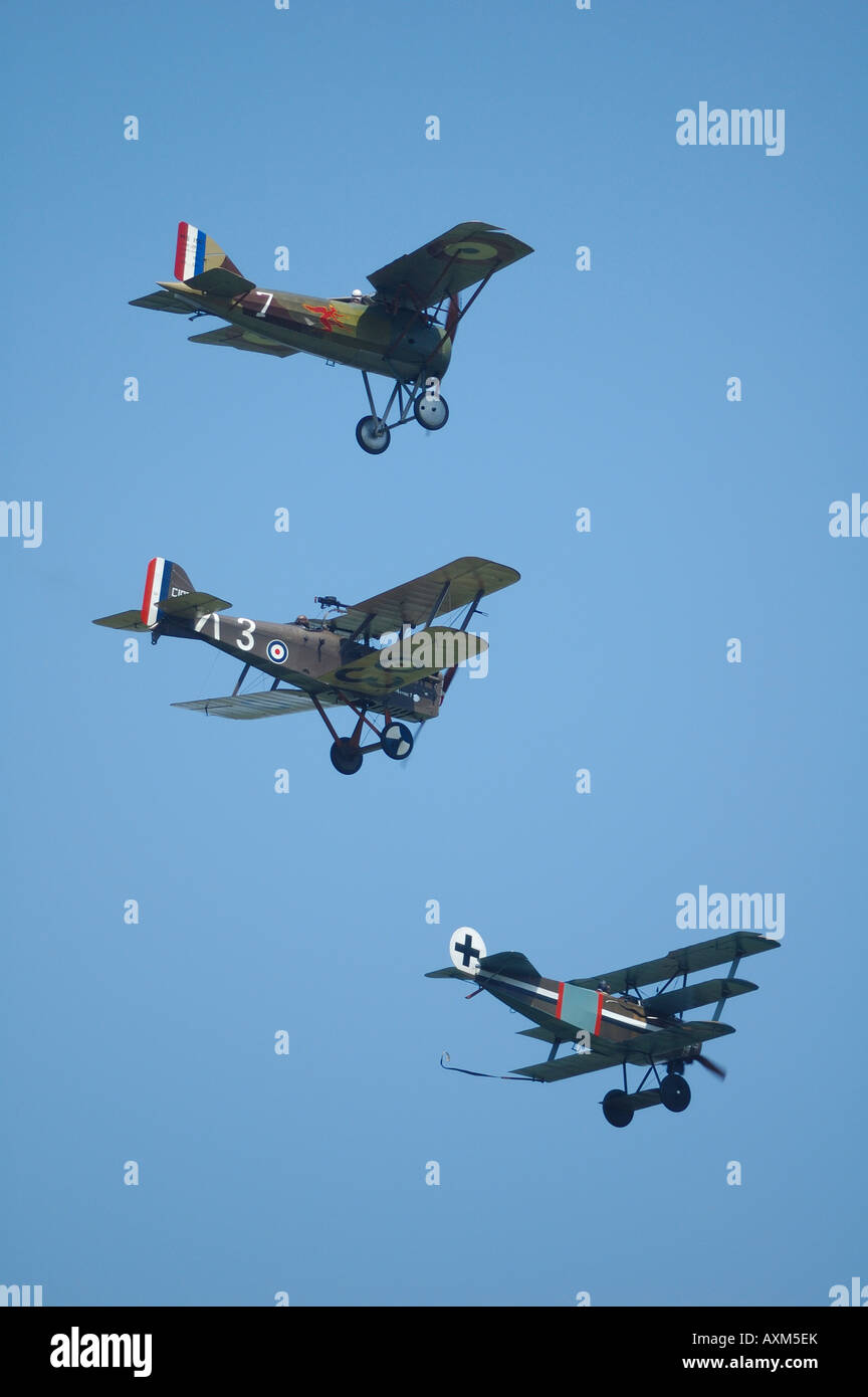 Memorial Flight de la Première Guerre mondiale : les avions chasseurs Morane-Saulnier Ai , SE5 et Français Fokker Dr.I vintage air show, la Ferté Alais Banque D'Images