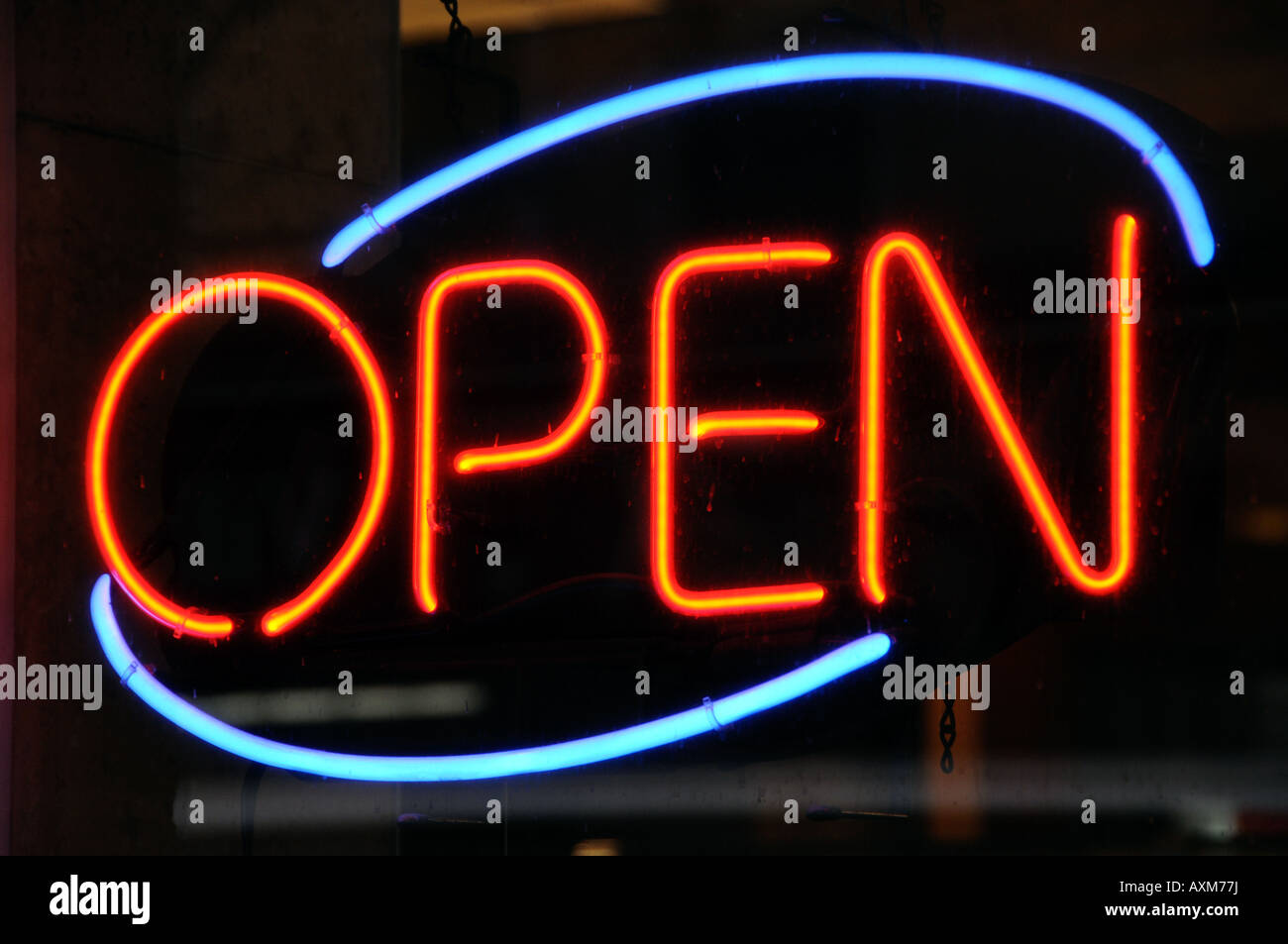 Neon Sign 'Ouvrir' dans la fenêtre de magasin Banque D'Images Neon Sign 'Ouvrir' dans la fenêtre de magasin Banque D'Images