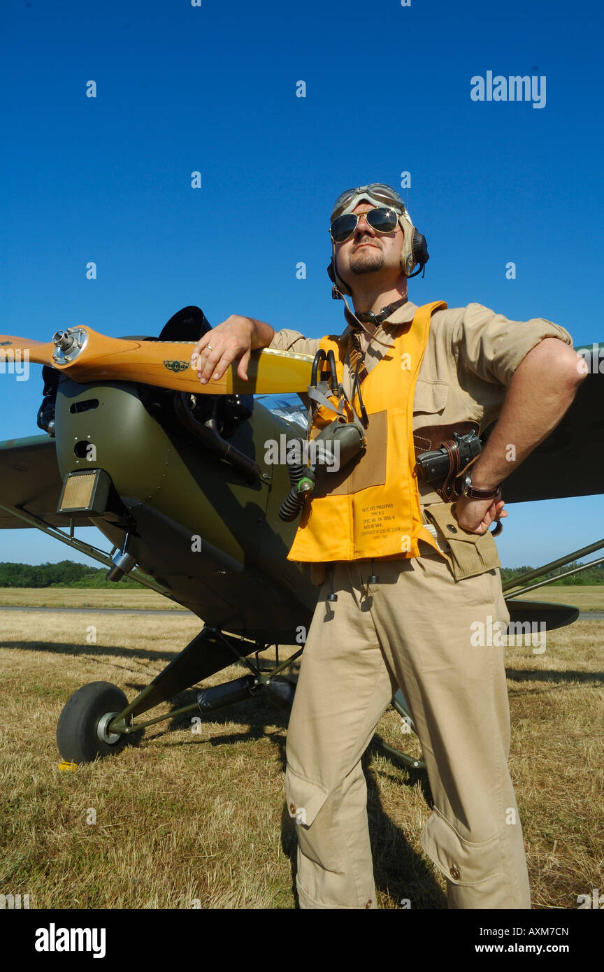 Pilote De Chasse Seconde Guerre Mondiale Pilote en uniforme de l'Armée US DE LA SECONDE GUERRE MONDIALE avant d'un  Piper J-3 Cub (également ref L-4 Photo Stock - Alamy