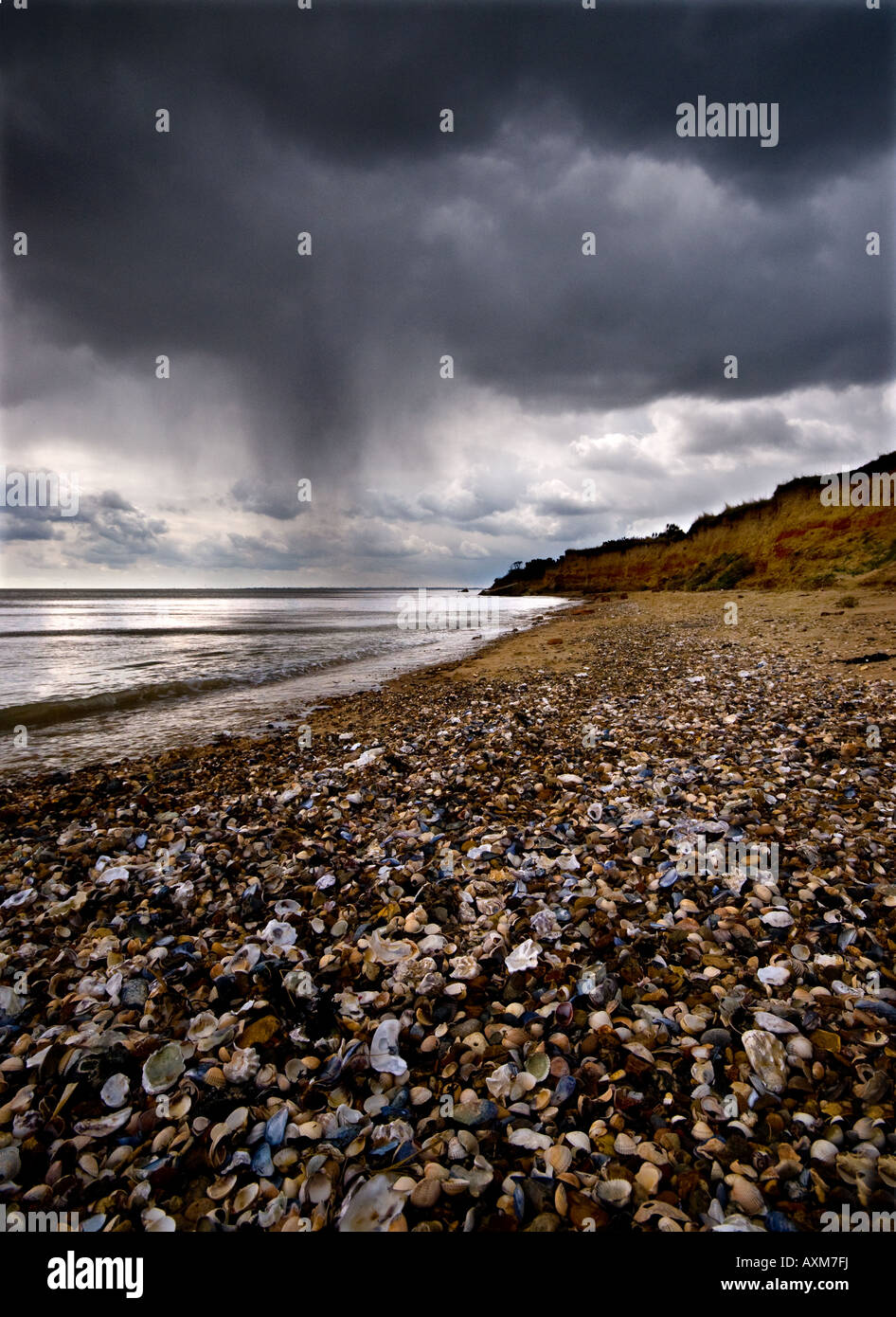 Pluie nuages approcher une plage sur l'île de Essex MERSEA UK. Météo France Banque D'Images