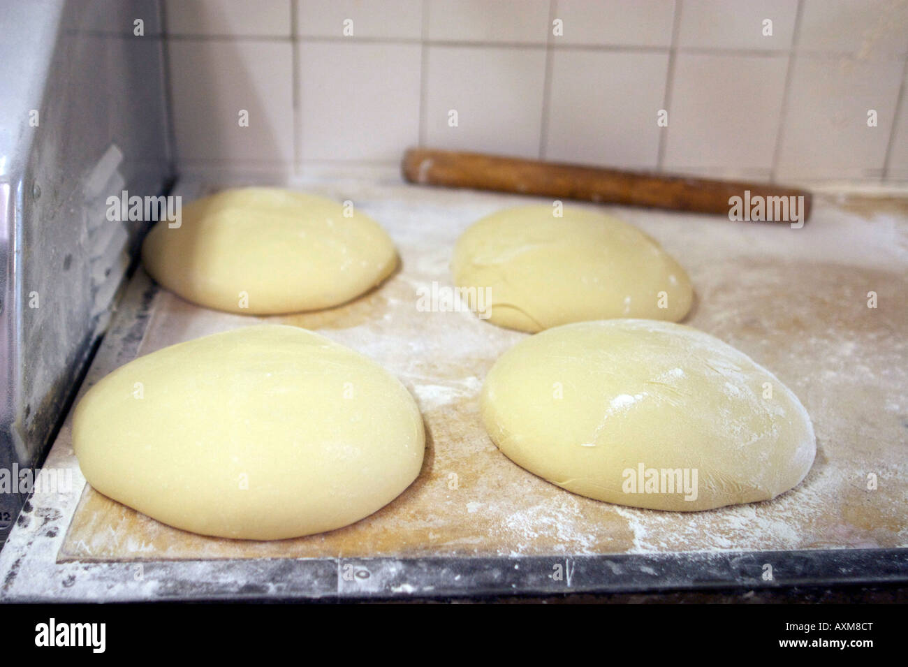 L'augmentation du pain à la boulangerie de Jacques Langlois sur rue Beauvoisine à Rouen, Seine-Maritime, France. Banque D'Images