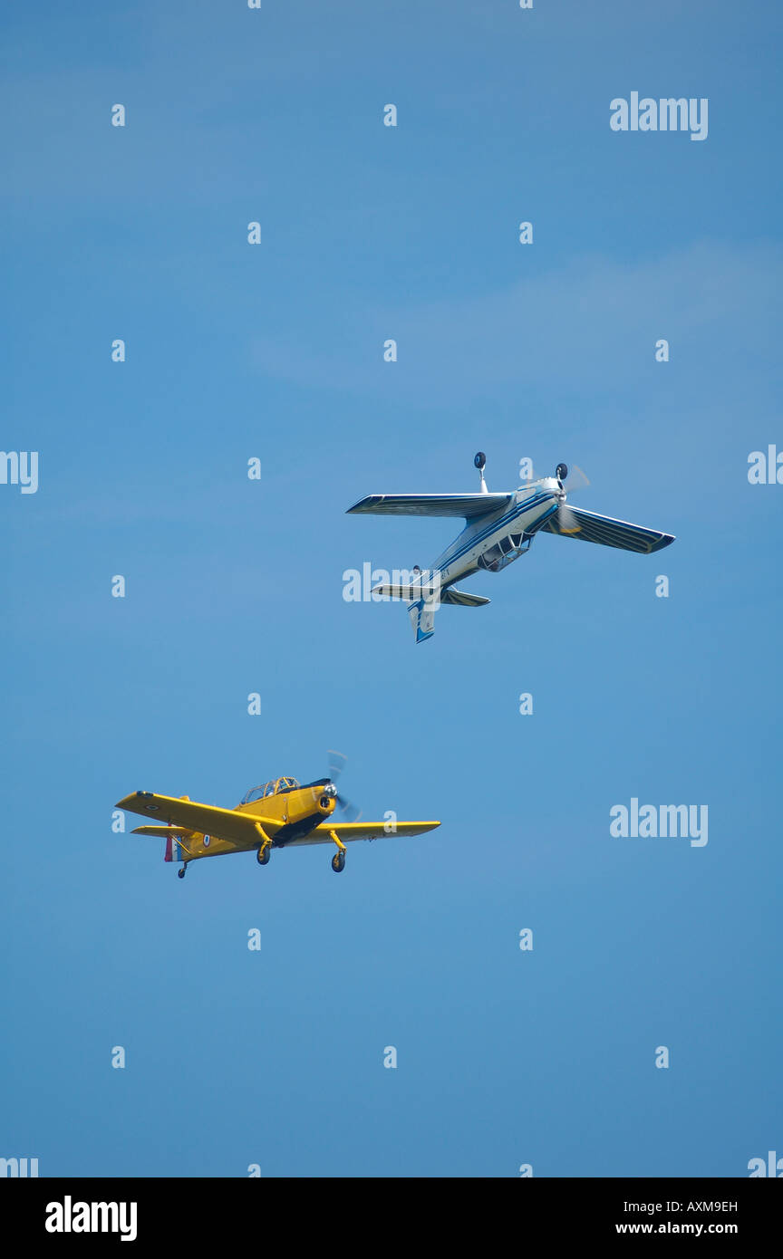 L'équipe de vol inversé deux vieux avions Nord 3202, french vintage air show, la Ferté Alais, France Banque D'Images