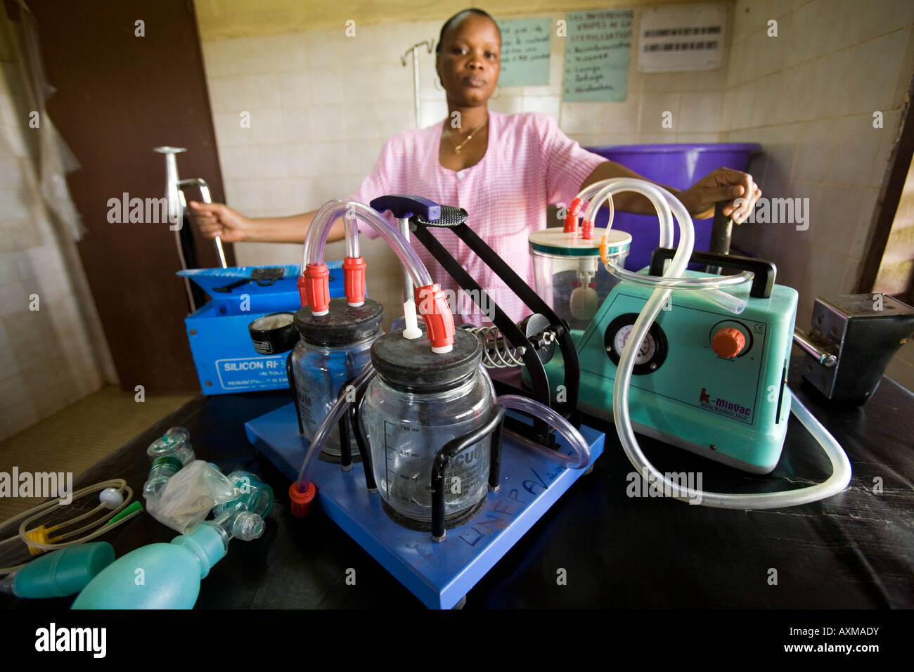 Un travailleur de la santé montre l'équipement utilisé pour faire revivre les nouveau-nés Banque D'Images