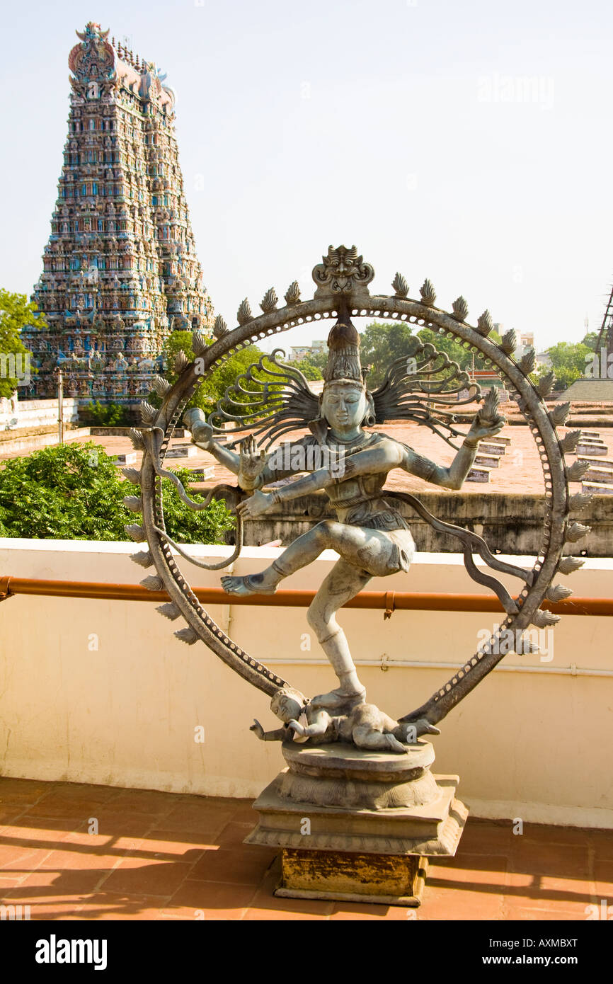 Nataraja, la danse de Shiva, dieu hindou et un gopuram, Temple Meenakshi, Madurai, Tamil Nadu, Inde Banque D'Images