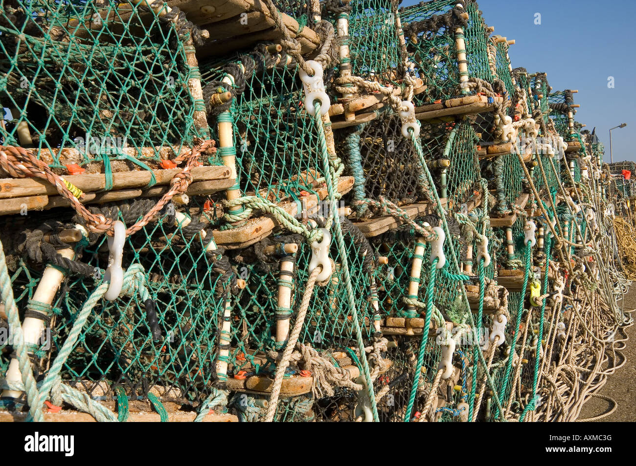 Marmites de crabe de homard empilées piège à marmites sur l'équipement de pêche Quayside gros plan Angleterre Royaume-Uni Royaume-Uni Grande-Bretagne Banque D'Images
