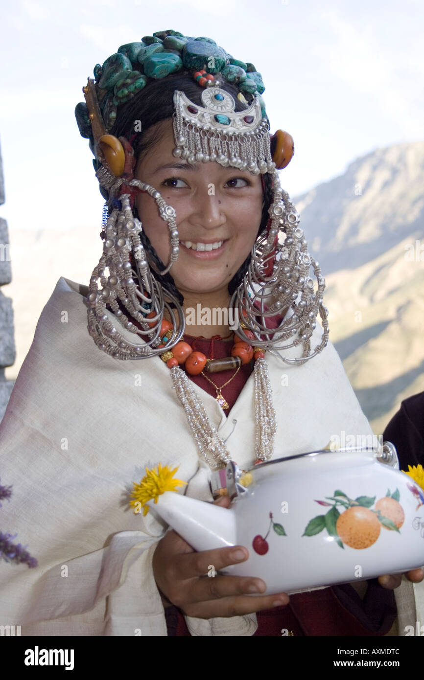 Smiling young girl wearing Lahouly traditionnels bijoux en argent. Banque D'Images