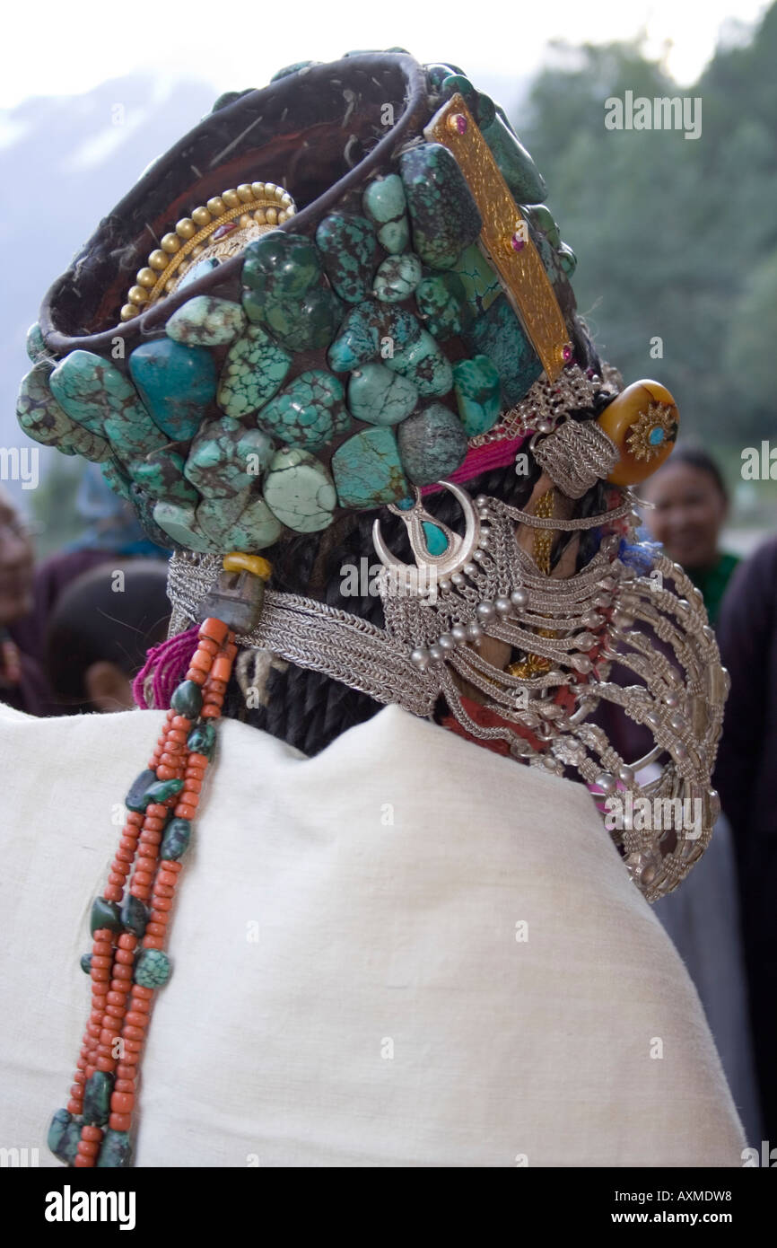 Vue arrière de jeune fille portant des Lahouly traditionnelle couronne turquoise. Banque D'Images