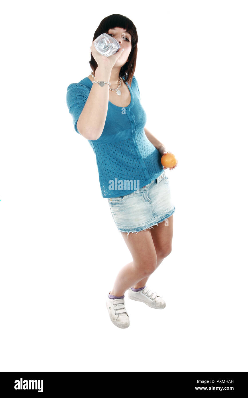 Teenage Girl Holding de l'eau et une Orange Banque D'Images