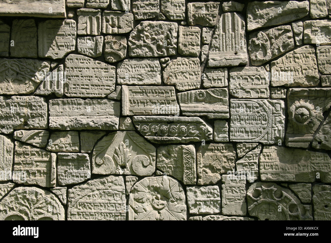 Une partie du mur des Lamentations de pierres tombales cassées dans le peuple juif Cimetière Remu'h, Cracovie, Pologne. Banque D'Images