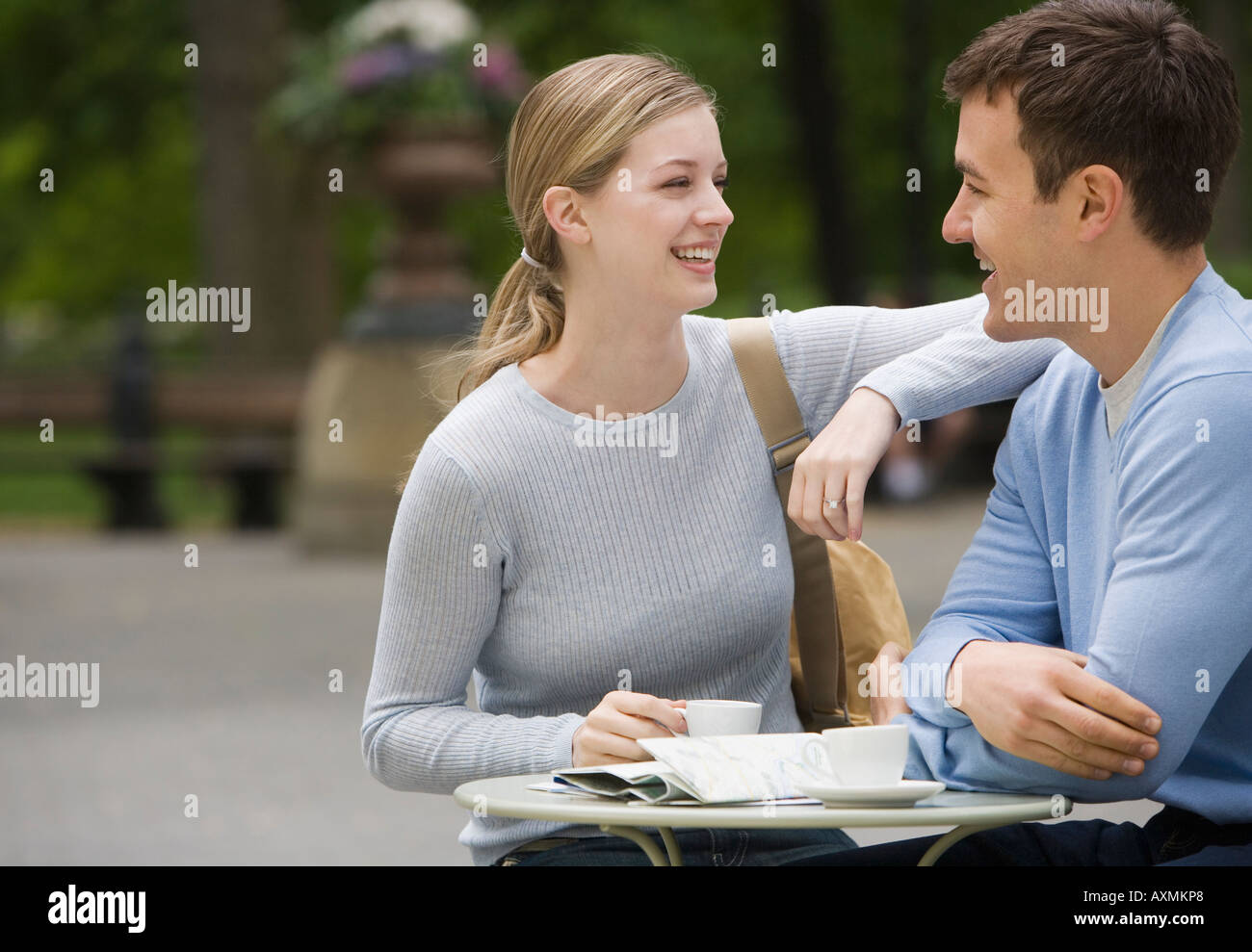 Couple having coffee au café en plein air Banque D'Images