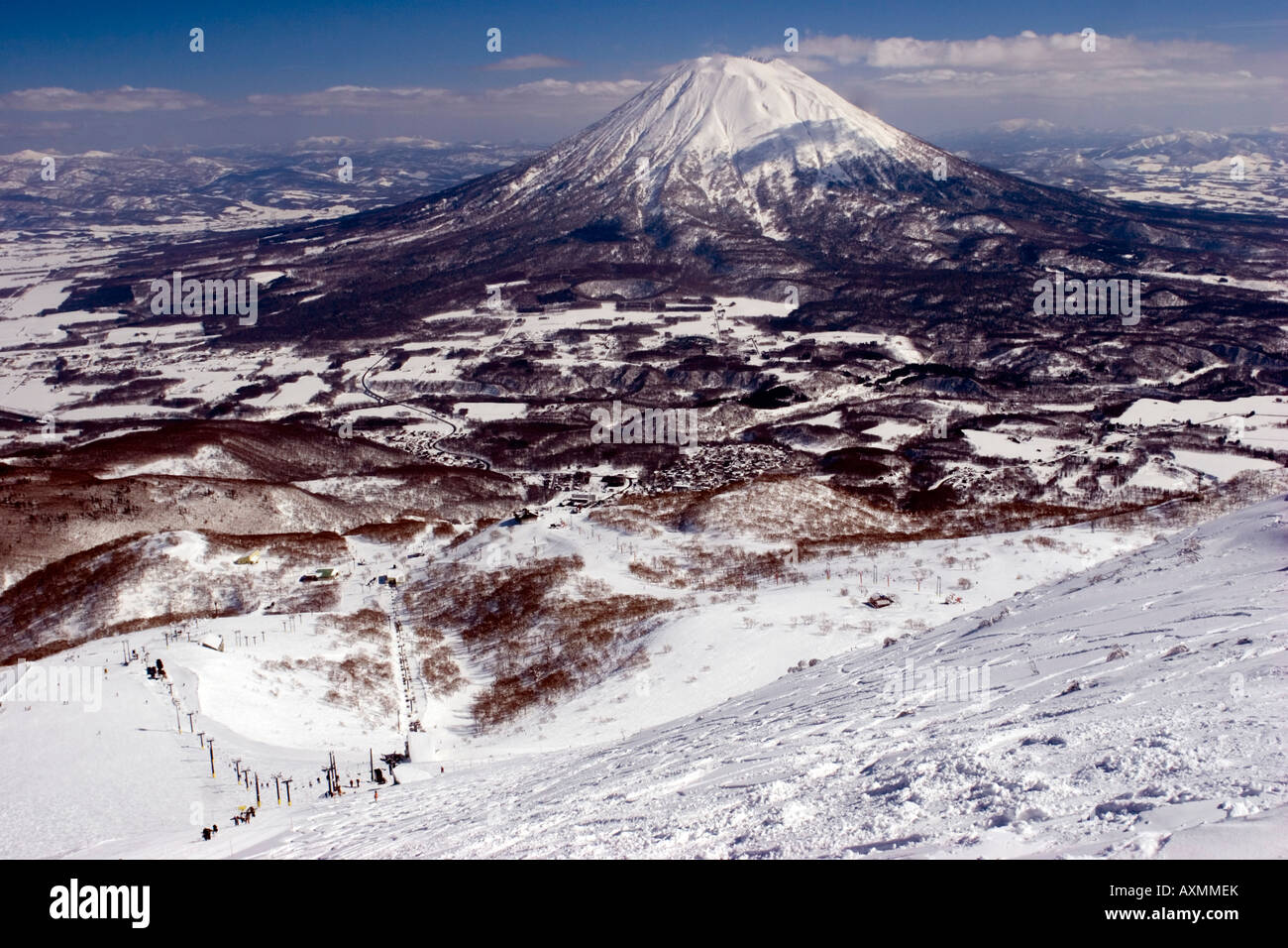 Vue Sur Les Pistes De Ski Niseko Sur Hoikkado Au Japon Dans L Arriere Le Mont Yotei Vulcano Domine Le Paysage Photo Stock Alamy Vue Sur Les Pistes De Ski Niseko Sur Hoikkado Au Japon Dans L Arriere Le Mont Yotei Vulcano Domine Le Paysage Photo Stock Alamy