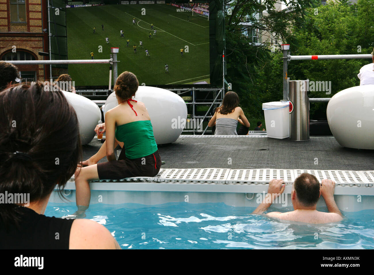 Regarder le soccer de la piscine en peloton, Berlin Mitte Banque D'Images