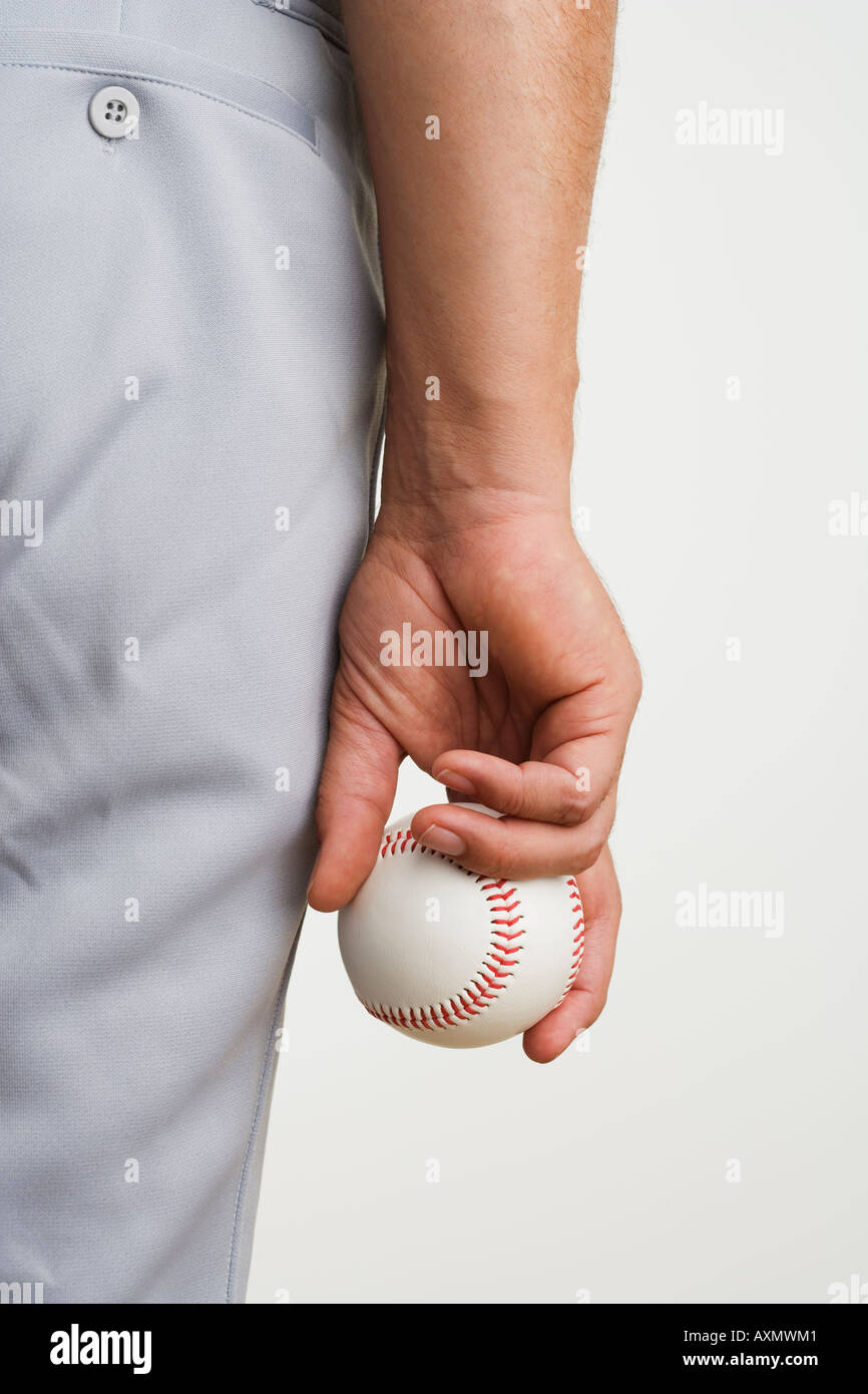 Close up of man holding baseball à side Banque D'Images