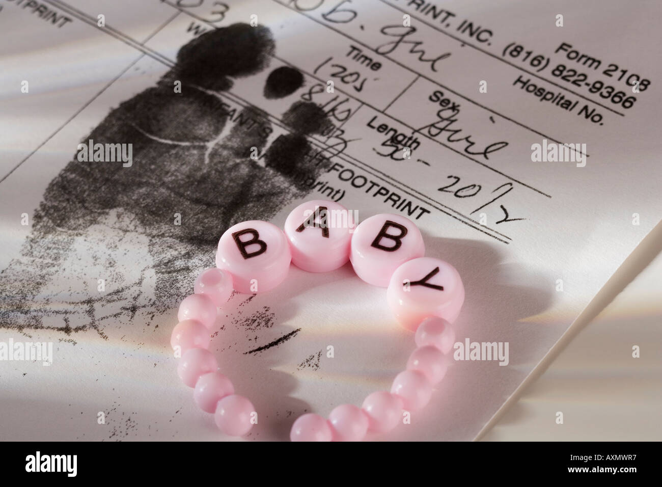 Close up of baby bracelet et certificat de naissance Banque D'Images