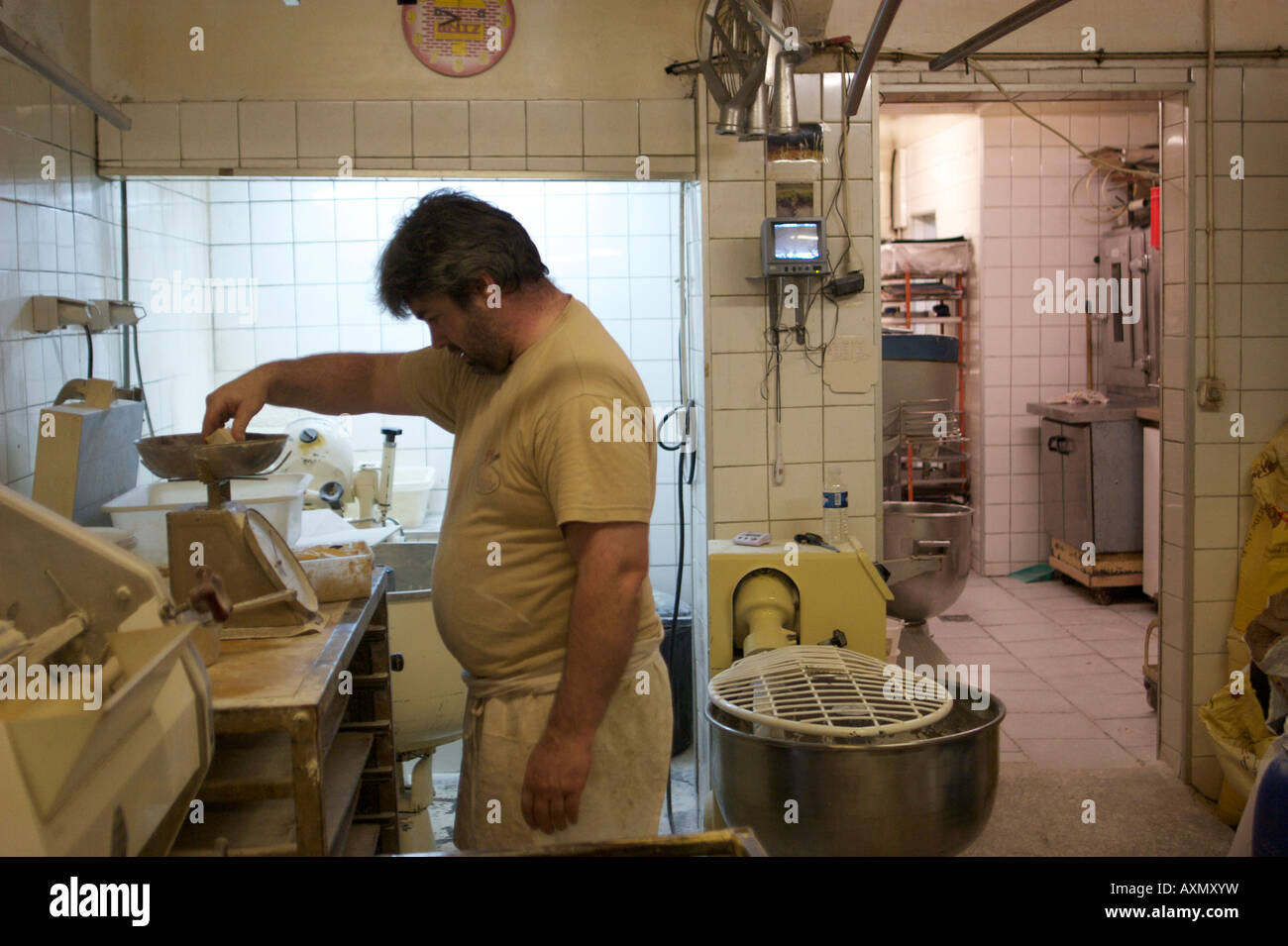 Baker Jacques Langlois de la levure pour faire du pain à sa boulangerie de la rue Beauvoisine à Rouen, Seine-Maritime, France Banque D'Images
