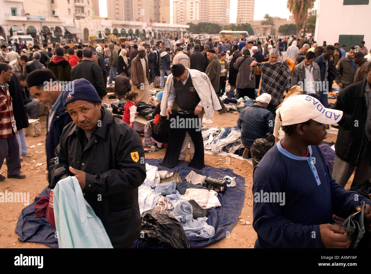 Les migrants africains en dehors de la Medina vendre leurs marchandises Tripoli Libye Banque D'Images