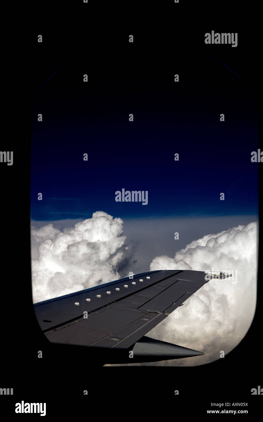 Avion dans la vue du ciel à travers la fenêtre Banque D'Images