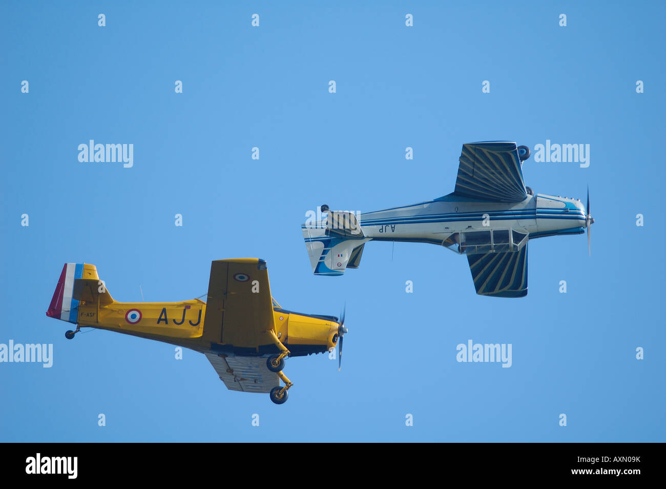 L'équipe de vol inversé deux vieux avions Nord 3202, french vintage air show, la Ferté Alais, France Banque D'Images