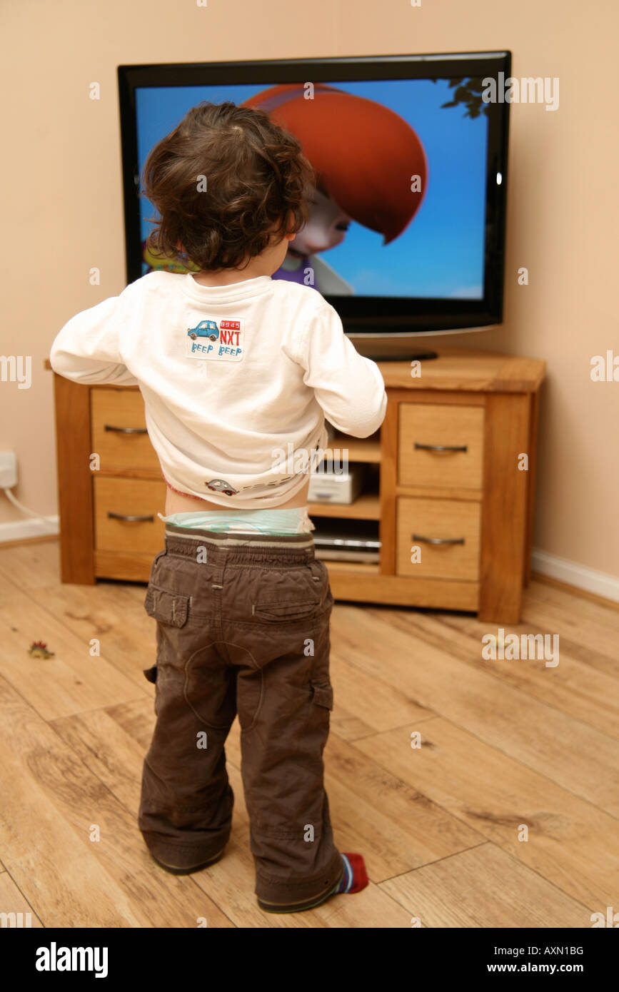 Little Boy watching TV Banque D'Images