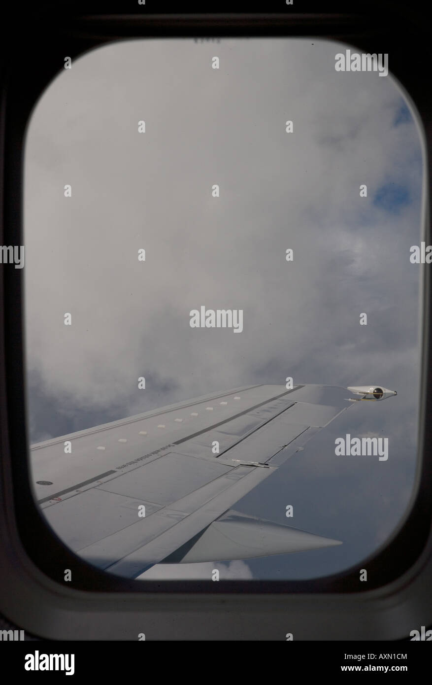 Avion dans la vue du ciel à travers la fenêtre Banque D'Images